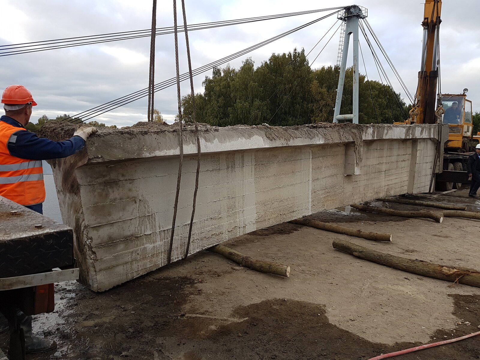 Large reinforced-concrete bridge section prepared for crane removal