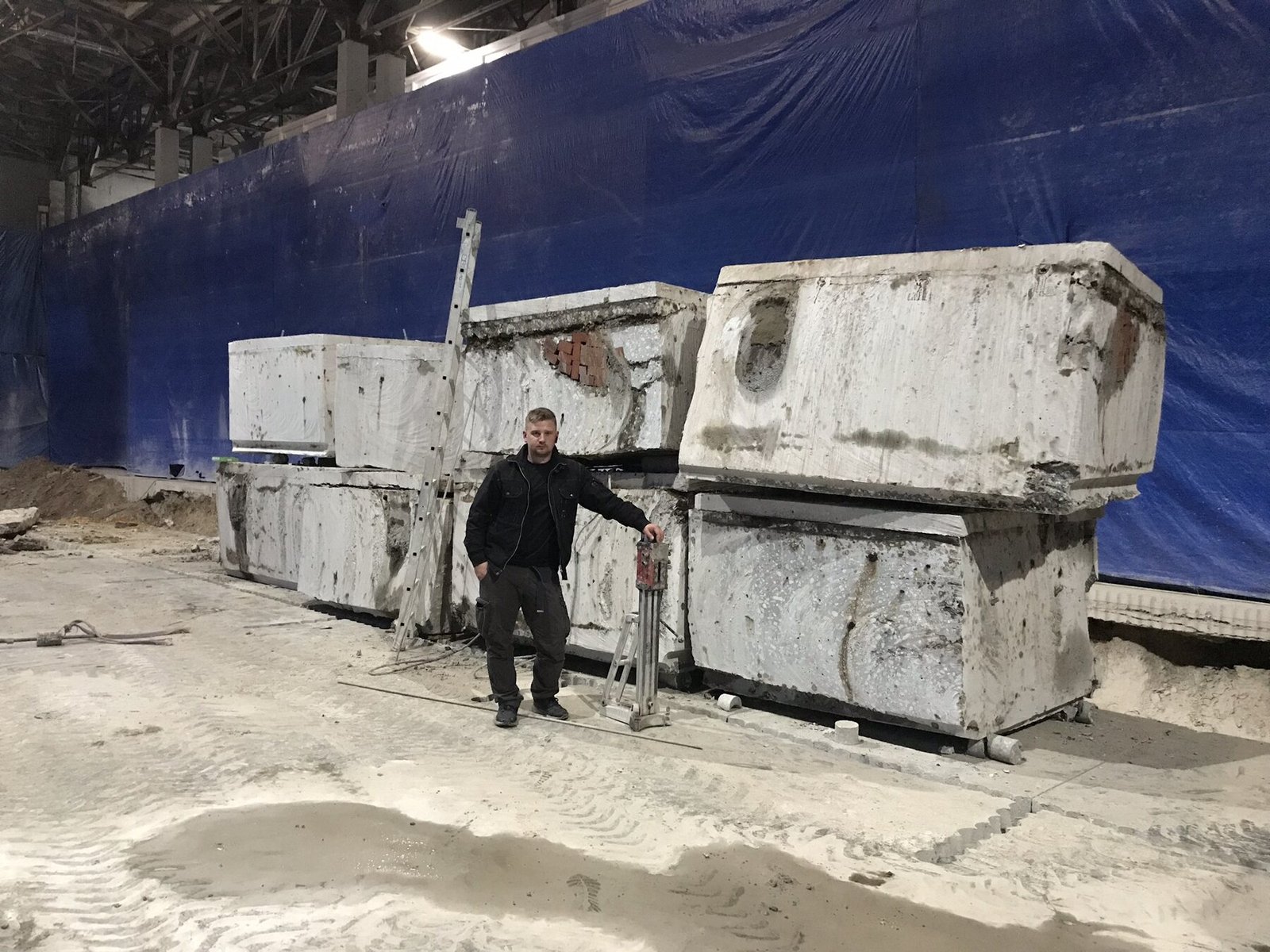 Large concrete sections divided for controlled removal