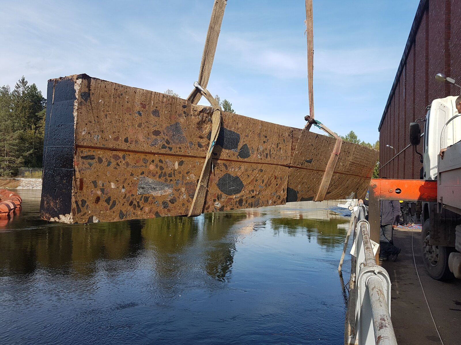 Large concrete section recovered from the water after an underwater cutting scope